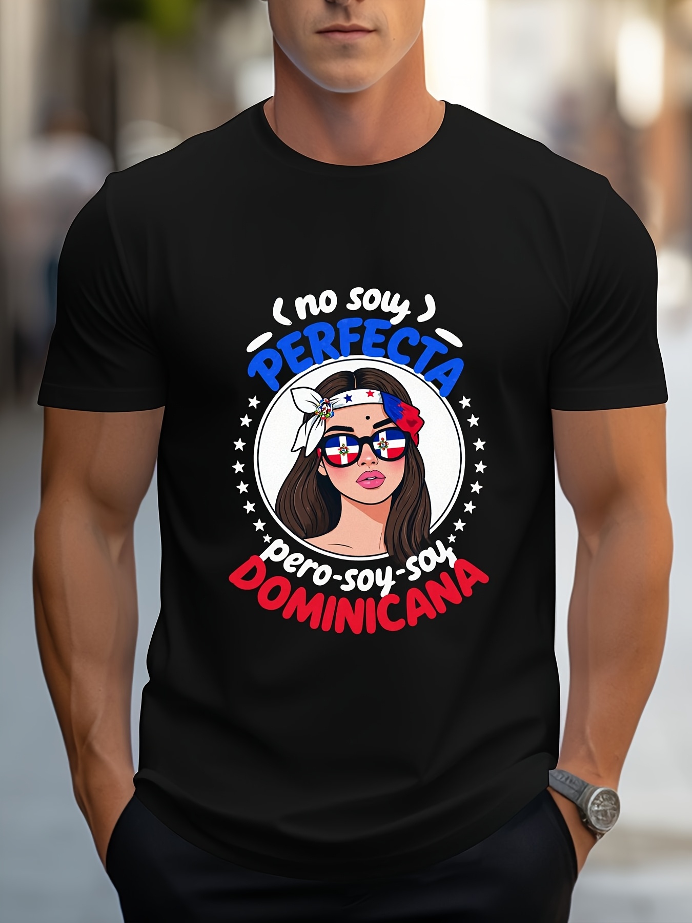 Mens Fashion Style Images - 2026年メンズ柄入りTシャツ、ブラックのクルーネックスタイル、ドミニカのヘッドスカーフとファッショナブルなメガネを着けた女性のイメージを描いたデザイン